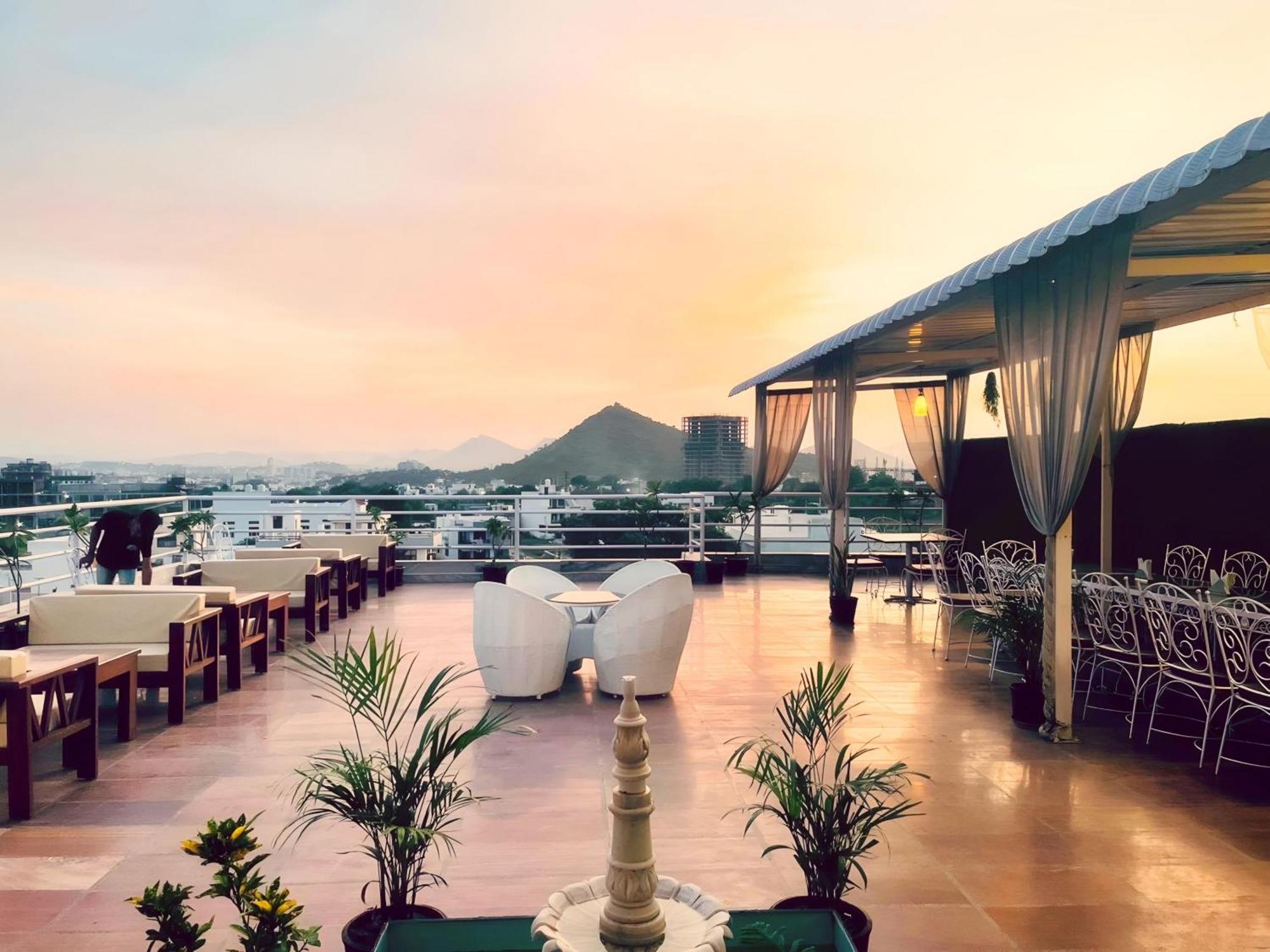 Hotel The Celebration By Amod Best Hotel & Rooftop Udaipur Eksteriør billede